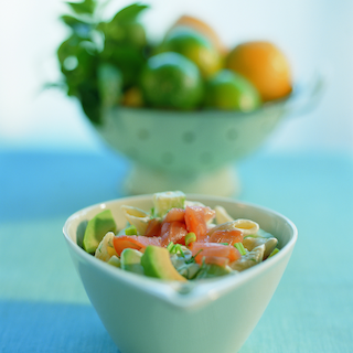 Lohi-avokado-pastasalaatti