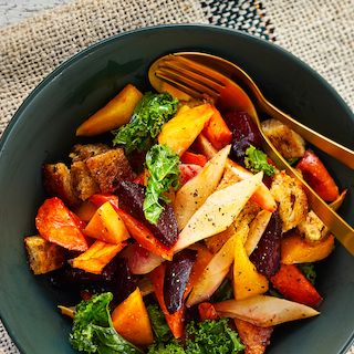 Mustajuuri-panzanellasalaatti