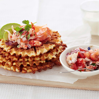 Parmesaanivohvelit ja lohi-katkarapusalaatti