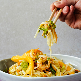 Thaimaalainen mango-nuudelisalaatti