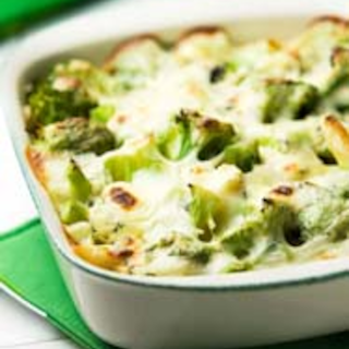 Pasta-parsakaalipaistos