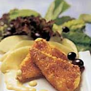 Leivitetty leipäjuustosalaatti