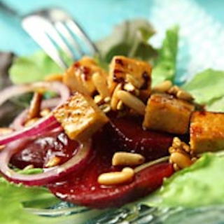 Hunajainen tofu-punajuurisalaatti