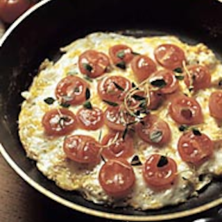 Valkuaismunakas tomaattitäytteellä