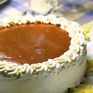 Kinuskitäytekakku