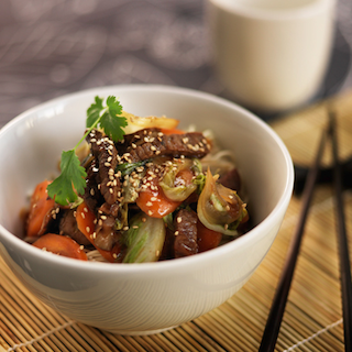 Teriyaki-härkää ja seesamilla maustettuja vihannes nuudeleita