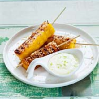 Grillattu ananas ja lime-tuorejuustokastike