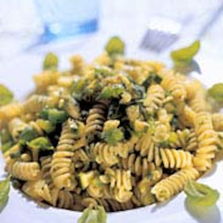 Vihreä kierrepastasalaatti
