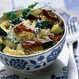 Kesäkurpitsa-tomaattipasta