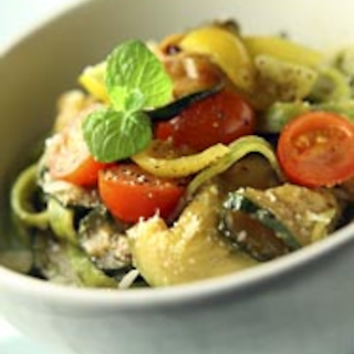 Kesäkurpitsa-tomaattipasta