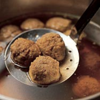 Itämaiset lihapyörykät ja currykastike