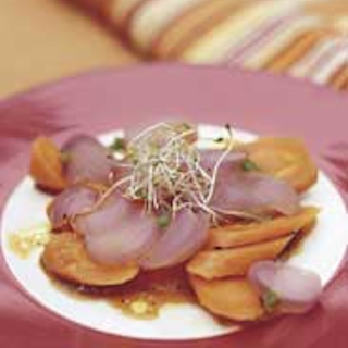 Pirteä retiisi-porkkanasalaatti