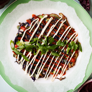 Japanilainen punakaalimunakas okonomiyaki