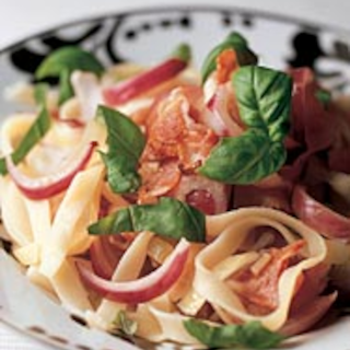 Sipuli-pekonipasta