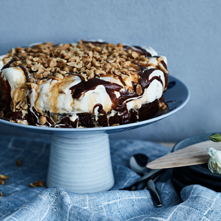 Snickersjäätelökakku