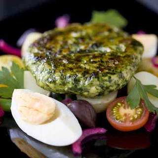 Feta-pinaatti-kanapihvit, munasalaattia ja vinaigrettea
