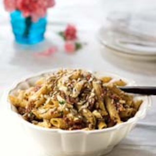 Feta-pastasalaatti