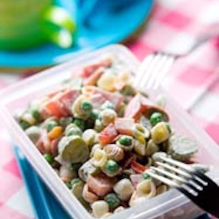 Meetvursti-pastasalaatti