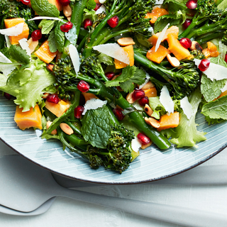 Broccolini-papaijasalaatti