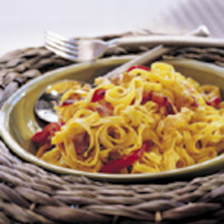 Broileri-pekonipasta