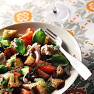Tonnikala-panzanellasalaatti