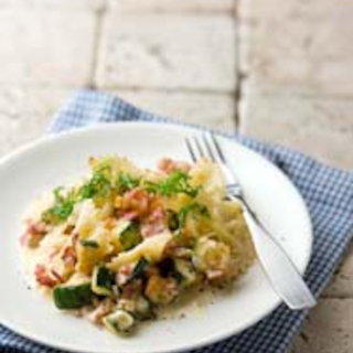 Carbonara-kesäkurpitsavuoka