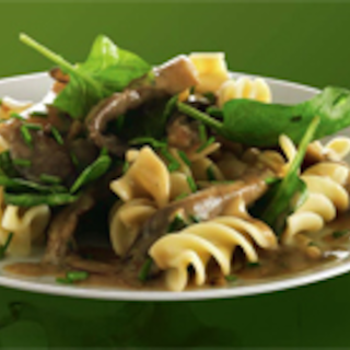 Pasta-ateria sienten kanssa