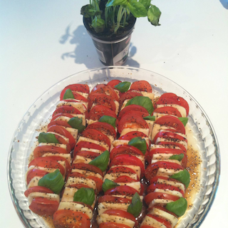 Caprilainen salaatti (insalata caprese)